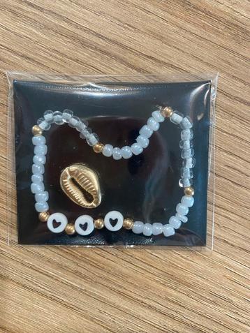 Armbandje met hartjes bedeltjes beschikbaar voor biedingen