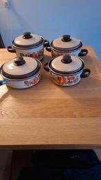 4 emaille pannen vintage met beige met oranje bloemen, Huis en Inrichting, Keuken | Potten en Pannen, Ophalen of Verzenden, Gebruikt
