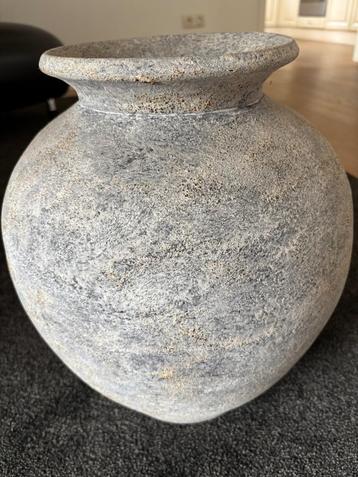 grote sierlijke vaas betonlook 40 cm hoog, 35 breed beschikbaar voor biedingen