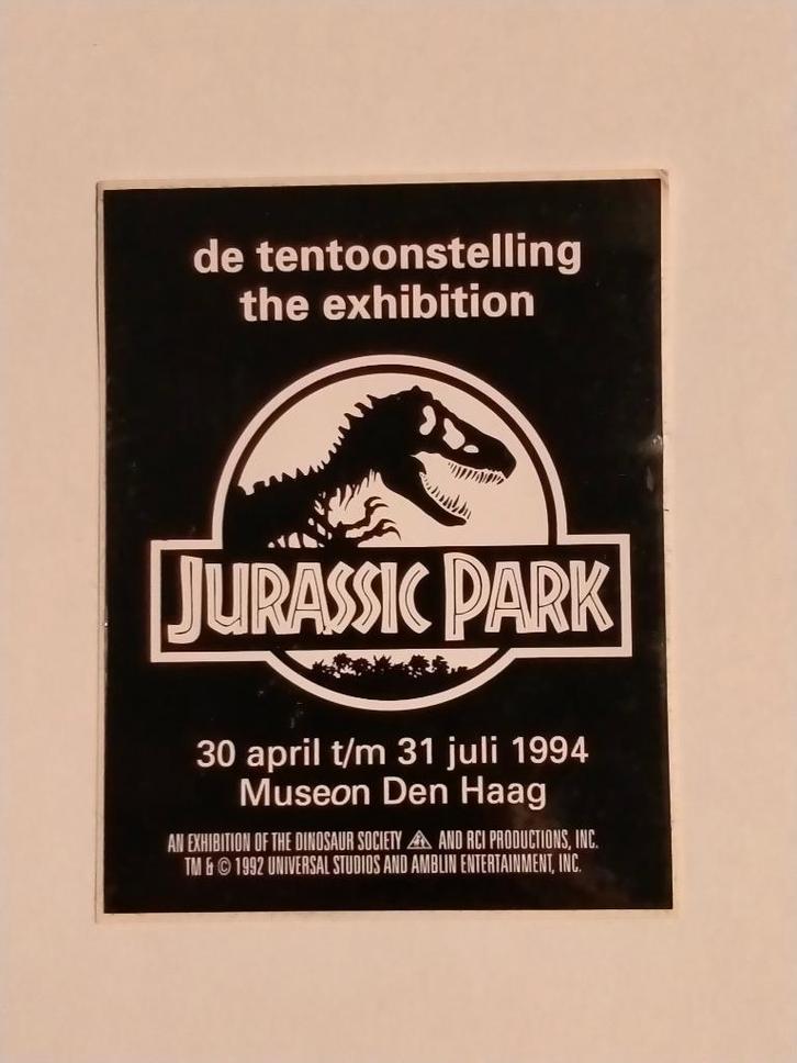 Jurassic Park tentoonstelling 1994 logo dino sticker vintage, Verzamelen, Stickers, Gebruikt, Ophalen of Verzenden