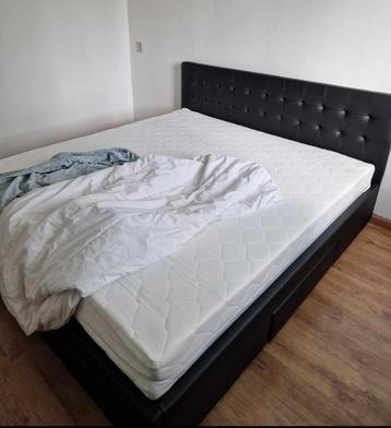 Bed 180x200 met lades en hoofdbord beschikbaar voor biedingen