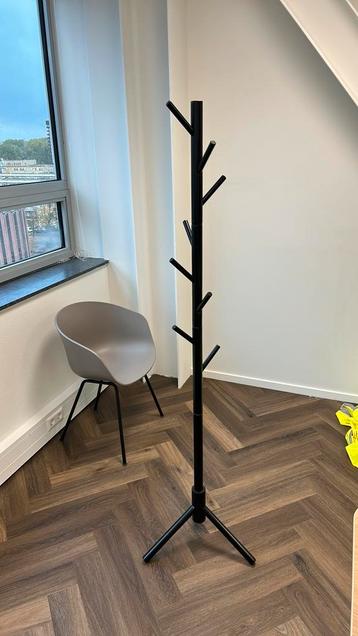 Staande kapstok beschikbaar voor biedingen