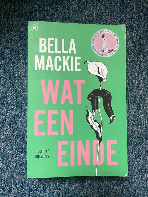Wat een einde - Bella Mackie (boek), Boeken, Humor, Gelezen, Overige typen, Ophalen of Verzenden