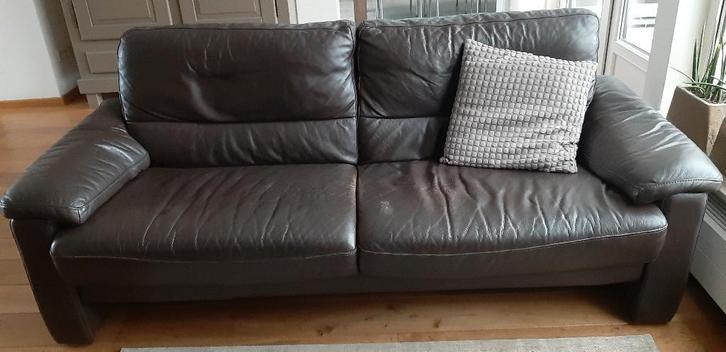 Gratis afhalen; Leren zitbanken zwart 2 zits en bruin 3 zits, Huis en Inrichting, Banken | Bankstellen, Gebruikt, Rechte bank