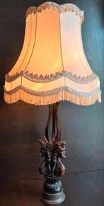 Antiek houtgesneden beeld reliëf dragen tafellamp brons voet, Antiek en Kunst, Antiek | Lampen, Ophalen of Verzenden