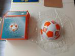 Voetbal door ruit sticker van C1000, nieuw in doos., Verzamelen, Supermarktacties, C1000, Ophalen of Verzenden