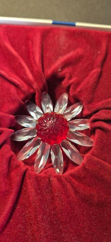 Swarovski Bloem rood beschikbaar voor biedingen