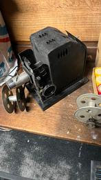 Antieke film projector met films en glazen plastjes, Ophalen