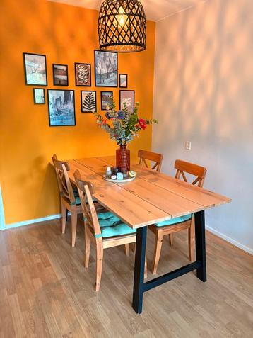 Houten eettafel voor 4 personen beschikbaar voor biedingen