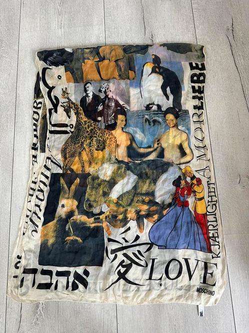 Moschino Love vintage zijde sjaal design jaren 80, Kleding | Dames, Mutsen, Sjaals en Handschoenen, Gedragen, Sjaal, Ophalen of Verzenden
