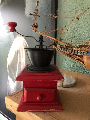 Vintage koffiebonen-molen – rood hout beschikbaar voor biedingen