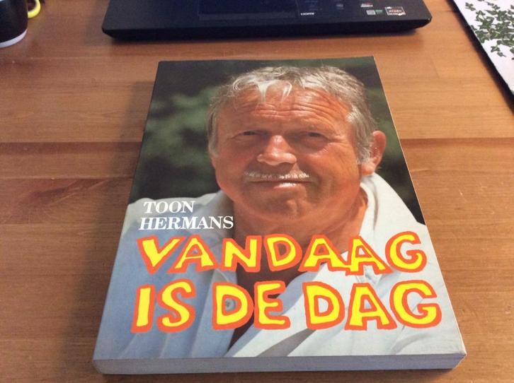 Toon Hermans "vandaag is de dag" Grote paperback, Boeken, Humor, Gelezen, Cabaret, Ophalen of Verzenden