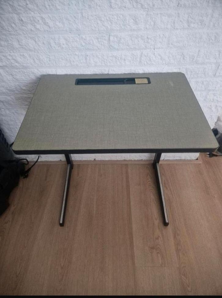 Bureau / lessenaar gratis, Computers en Software, Laptoptafels, Gebruikt, Ophalen