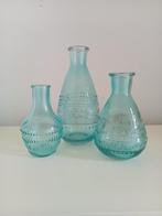Vaasje flesje karafje glas aqua turquoise reliëfjes, Huis en Inrichting, Woonaccessoires | Vazen, Overige kleuren, Ophalen of Verzenden