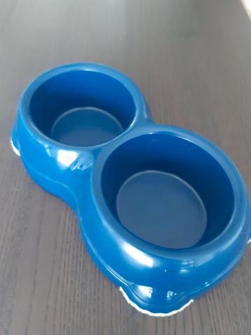 Voerbak voor katten beschikbaar voor biedingen