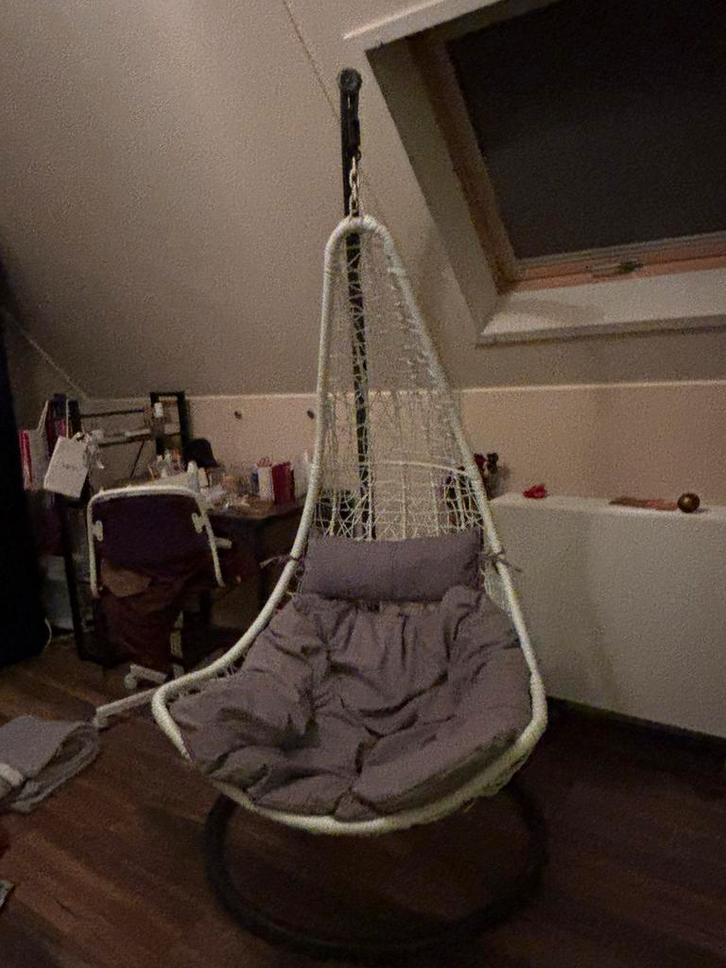 Eistoel hangstoel Faya intratuin wit grijs in goede staat, Huis en Inrichting, Stoelen, Zo goed als nieuw, Eén, Overige materialen