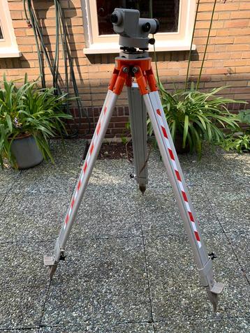 Waterpasinstrument met statief en meetlat beschikbaar voor biedingen
