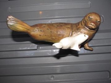 groot Goebel beeld van zeehond met jong beschikbaar voor biedingen