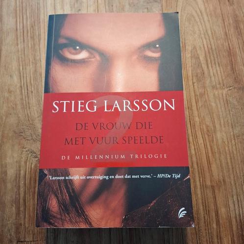 Stieg Larsson - De vrouw die met vuur speelde, Boeken, Thrillers, Zo goed als nieuw, Nederland, Ophalen of Verzenden
