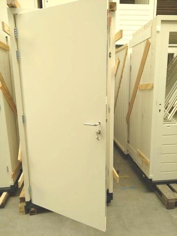 Hardhout kozijn met dicht deuren beschikbaar voor biedingen