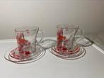2 Senseo glazen met schuine kant & 2 schoteltjes, rood print, Huis en Inrichting, Glas, Overige stijlen, Kop(pen) en/of Schotel(s)