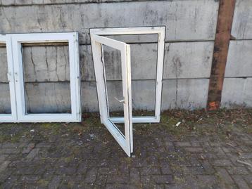 Kunststof kozijn met 1 openslaand raam beschikbaar voor biedingen