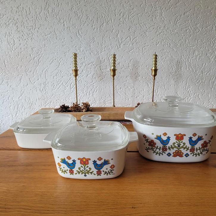 Coringware Pyrex ovenschalen Country Festival met deksels, Huis en Inrichting, Woonaccessoires | Schalen en Manden, Zo goed als nieuw
