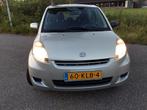 Daihatsu Sirion 1.0 51KW 2009 Beige, Voorwielaandrijving, 750 kg, Beige, Handgeschakeld