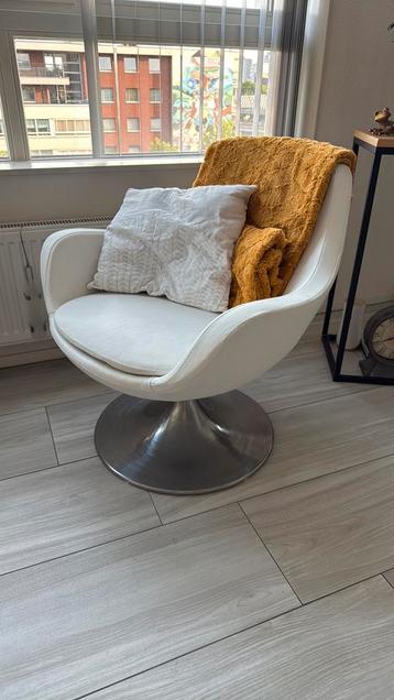 Twee witte draai fauteuils