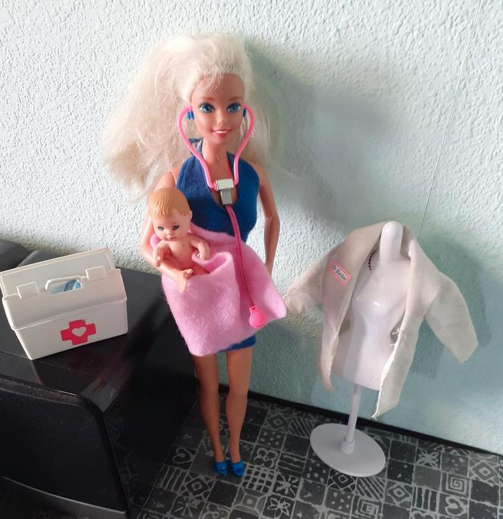 Kinderarts barbie 1966 met baby 1973,beiden Mattel, Kinderen en Baby's, Speelgoed | Poppen, Gebruikt, Barbie, Ophalen of Verzenden