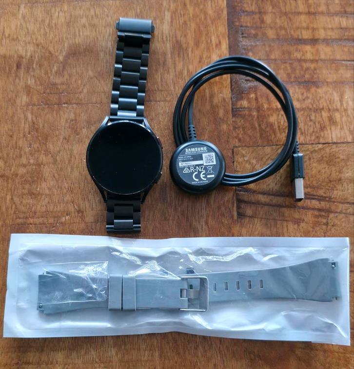 Samsung Galaxy Watch 4 46mm + Extra Band, Sieraden, Tassen en Uiterlijk, Smartwatches, Gebruikt, Android, Zwart, Calorieverbanding