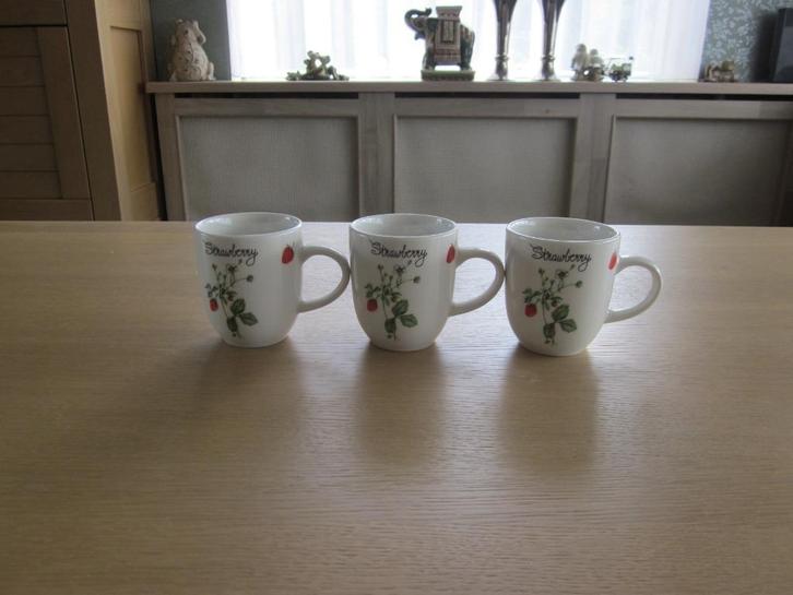 Ter Steege Jet 3 koffiemokken aardbei D6,5cm H8cm, Huis en Inrichting, Keuken | Servies, Zo goed als nieuw, Overige typen, Effen