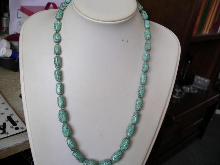 Een mooie Lange Turquoise Acryl ketting, Sieraden, Tassen en Uiterlijk, Antieke sieraden, Ketting, Overige materialen, Verzenden