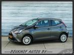 Toyota Aygo 1.0 VVT-i x-joy Automaat Carplay Bluetooth Cam, Auto's, Stof, Gebruikt, 4 stoelen, Lichtsensor