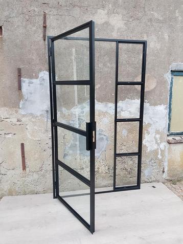 Stalen deur met zijlicht / zijpaneel op maat gemaakt. beschikbaar voor biedingen