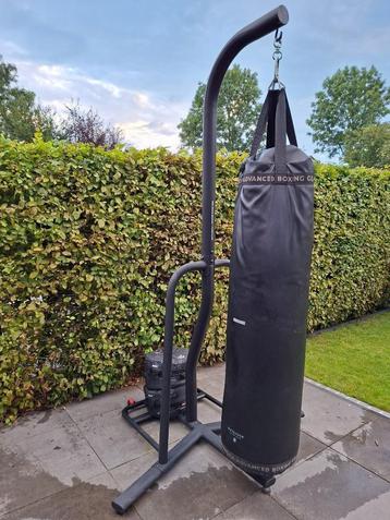 boksstander met bokszak 900 van Outshock beschikbaar voor biedingen