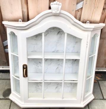 WIT ANTIEK WANDKASTJE / VITRINEKASTJE beschikbaar voor biedingen