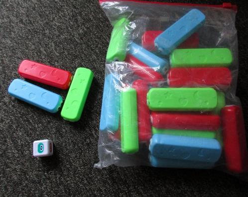 30 gekleurde kunststof blokken met dobbelsteen, Kinderen en Baby's, Speelgoed | Bouwstenen, Zo goed als nieuw, Ophalen of Verzenden