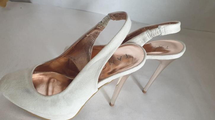 Tango suede pumps wit mt 37, 38, 39, 40 en 41, Kleding | Dames, Schoenen, Nieuw, Pumps, Wit, Ophalen of Verzenden