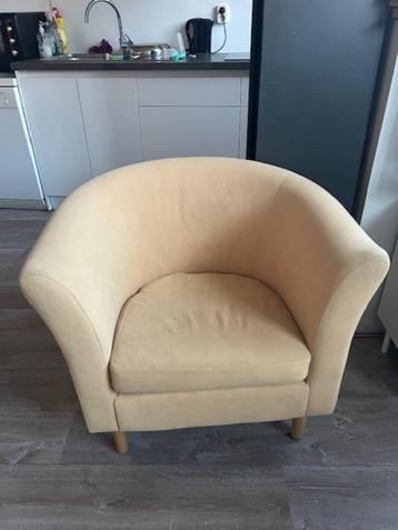 Gele fauteuile beschikbaar voor biedingen