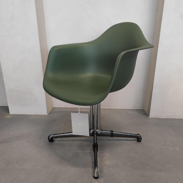 Vitra Eames Plastic Armchair – Forest (RE) met Polished Base, Antiek en Kunst, Antiek | Meubels | Stoelen en Banken, Ophalen of Verzenden