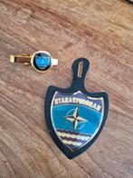 Militair STANAVFORCHAN dasspeld en badge Navo Nato insigne, Ophalen of Verzenden, Overige materialen