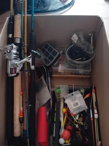 Vispullen en oude albatros tas en bak met vispullen beschikbaar voor biedingen