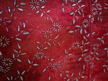 Nieuw, organza tafelkleed rood met zilver reliëf. beschikbaar voor biedingen