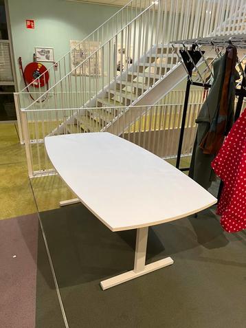 Tafel bureau beschikbaar voor biedingen