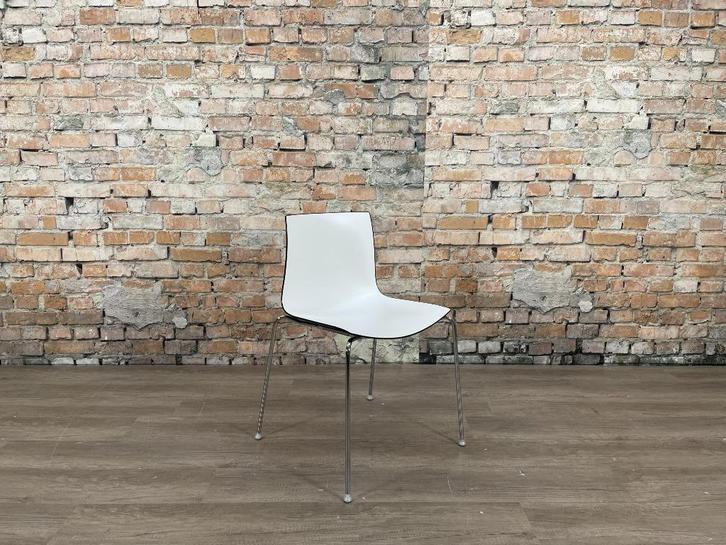 Arper Catifa 46 bij TheReSales, Huis en Inrichting, Stoelen, Zo goed als nieuw, Vijf, Zes of meer stoelen, Kunststof, Metaal, Wit