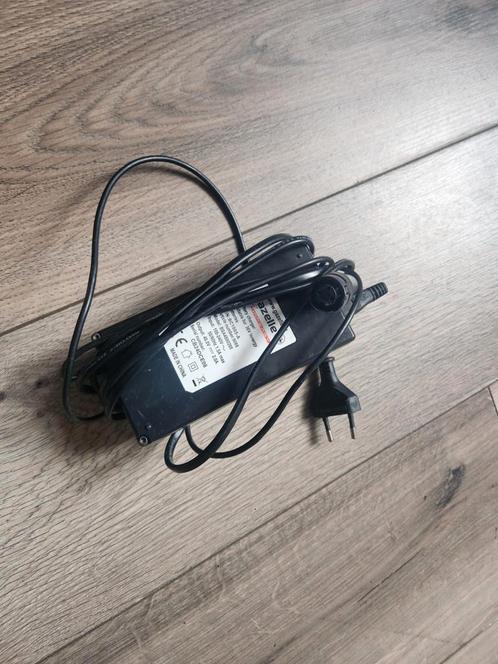 VERKOCHT | Gazelle Innergy oplader 48v 2Ah Acculader 3 pin, Fietsen en Brommers, Fietsaccessoires | Fietsaccu's, Zo goed als nieuw