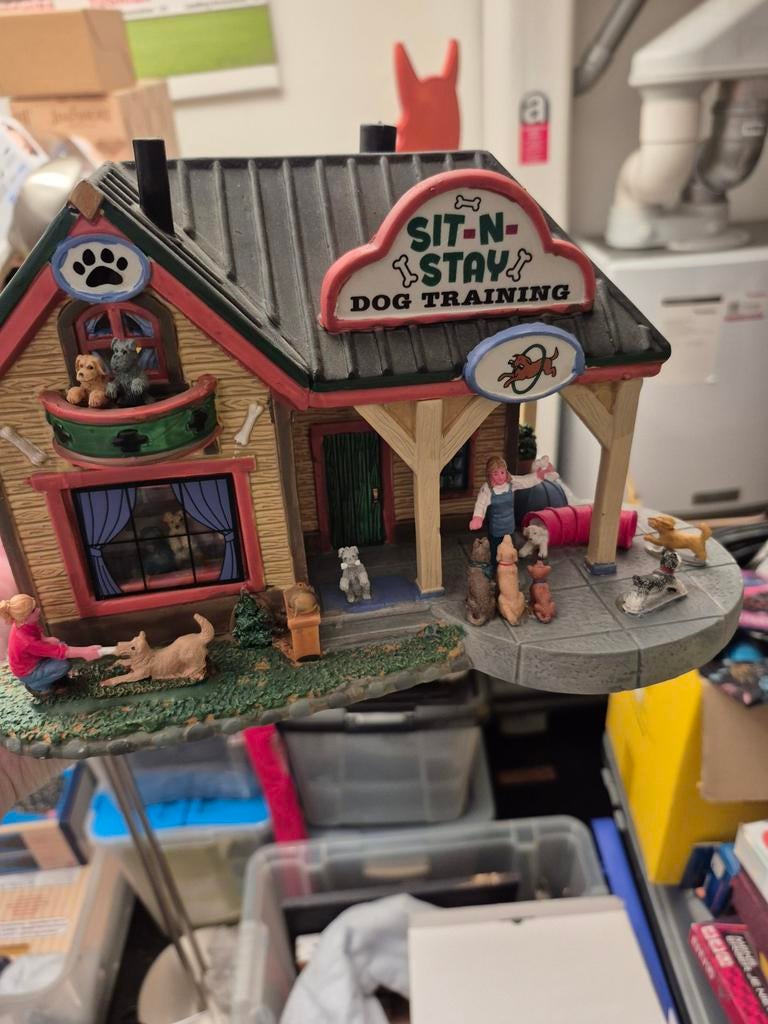 Lemax sit-n-stay dog training kerstdorp huisje hond 55944, Ophalen of Verzenden, Zo goed als nieuw