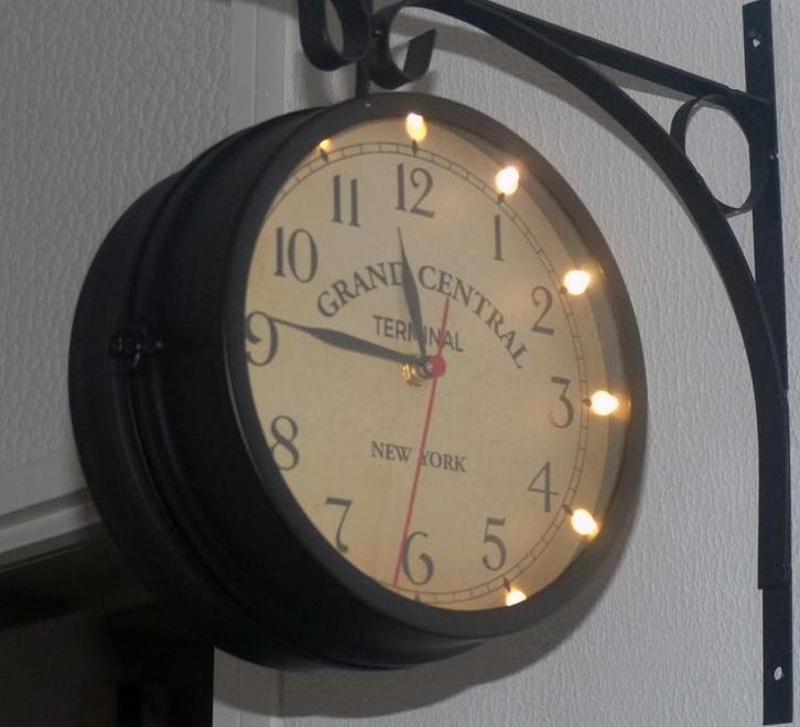 Klassiek Stationsklok, 20 cm. verlichting erin, met cijfers, Huis en Inrichting, Woonaccessoires | Klokken, Zo goed als nieuw
