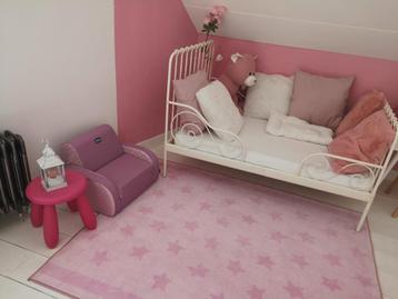 Roze vloerkleed beschikbaar voor biedingen